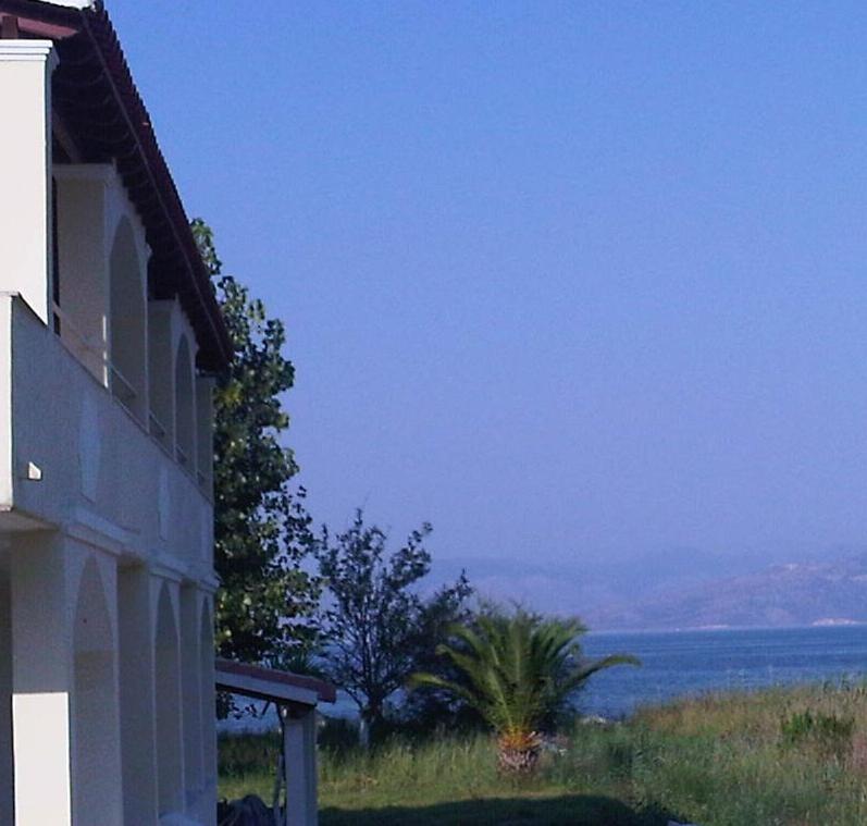 Virginia'S Beachfront Apartments Kávos Eksteriør billede